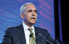Claude Steele in his APA 2011 Annual Convention keynote address. (credit: Lloyd Wolf)