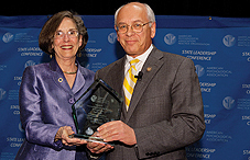 Dr. Katherine C. Nordal presented the APA Outstanding Leadership Award to Rep. Paul Tonko (D-N.Y.)
