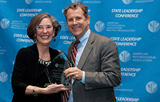 APA Executive Director for Professional Practice Dr. Katherine C. Nordal presents the Outstanding Leadership Award to Sen. Sherrod Brown (D-Ohio) for his leadership on mental health policy issues.