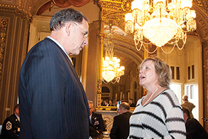 Dr. Patricia Walz talks with Sen. John Boozman (R–Ark.) about the inclusion of psychologists in Medicare’s physician definition.