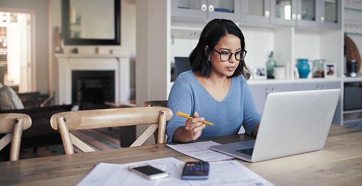 Woman in front of a laptop