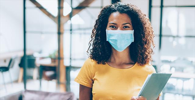 woman with a clipboard wearing a nonmedical mask