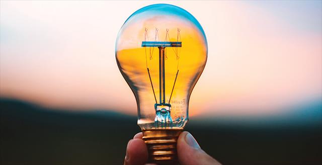 hand holding a light bulb