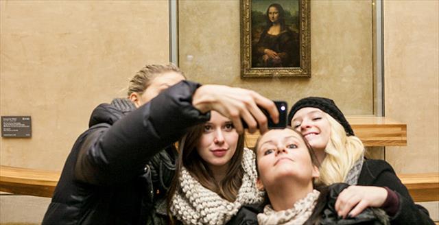 group of teens taking a group selfie