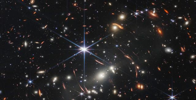photo of a galaxy cluster in space