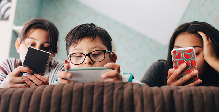 children on smartphones