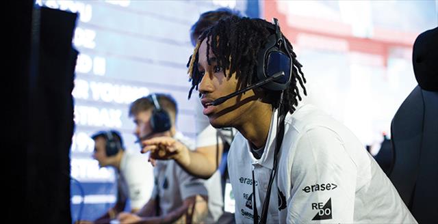 person playing esport