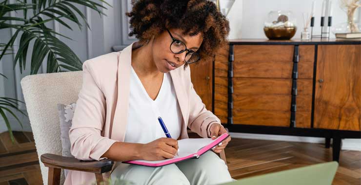 therapist using AI to help transcribe session notes