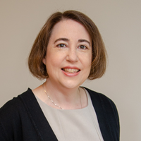 Headshot of Lynne Knobloch-Fedders.