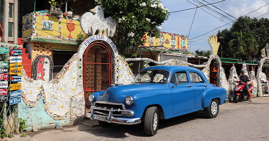 Old car in Fusterlandia.