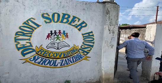 APA delegates visiting a sober house