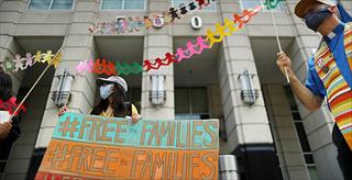 People protesting for the release of immigrant children from family detention centers